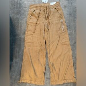 NEW with tags Women’s AE size 10 baggy cargo style pants.
